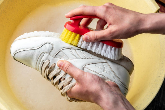Come pulire le scarpe senza usare la lavatrice